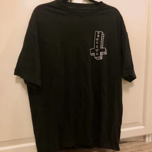 Odd future t-shirt - Säljer min Odd future/ofwgkta t-shirt. Skitsnygg men lite för stor för mig som är 173cm. Funkar om man gillar oversized tröjor.