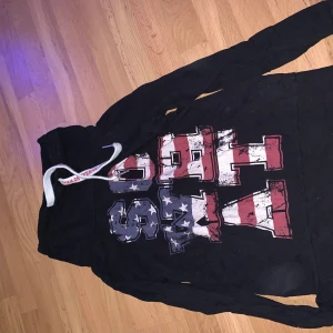 Tröja med snörning från New Yorker - Har stor utrednsning av kläder i samband med flytt! Har mest hängt i garderoben. Har katt :)