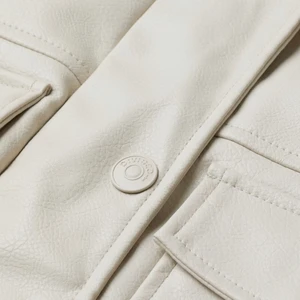 Leather jacket  - Köpte jackan för 2 veckor sedan. Jackan är kort men lite oversize och passar prefekt med kjol. Skicka ett snabbt meddelande om du är intressant. 