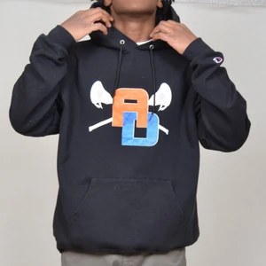 Vintage Champion Hoodie Eco [T017] 
 - Champion Hoodie Eco. Storlek: XL, modellen är 178cm. Black. Mått: bröstvidd 66, axelbredd 68, ärm 65, längd 70. Great skick.  Skickas inom 24h, samfrakt är möjligt, 14 dagars retur. För fler bilder eller övriga frågor, skriv gärna!