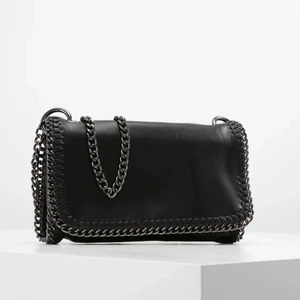 Väska - Säljer denna väska då den inte kommer till användning längre. Superfin och hyfsat rymlig och i bra skick💕