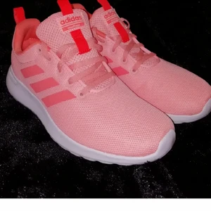 Adidas Cloudfoam  - Helt nya Supersköna Adidas skor med Cloudfoam.  Fått som present, Endast provad och säljes pga fel storlek  Storlek 38.   Ordinariepris: 1.299:-       (priset kan diskuteras vid snabb affär samt även billigare vid köp av fler produkter) fler bilder kan skickas vid intresse.🌺 GRATIS FRAKT 💌📦 + Gåva utan extra kostnad för att ha ett handlat för över 100 kr. (värde 129:-)