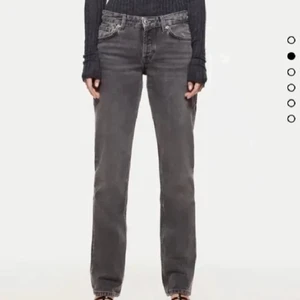 Gråa jeans zara  - !SÖKER! Dessa lågmidjade jeans från Zara i storlek 32. För ett rimligt pris. Kontakta mig gärna privat om du har ett par!💗💗