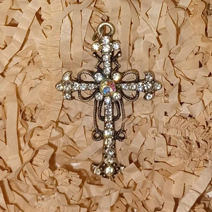 Kors - Jättefint kors som suttit på ett halsband men själva kedjan är trasig. Är inte ens använd och jättefin om man vill göra något med den. Säljer för 5kr plus frakt