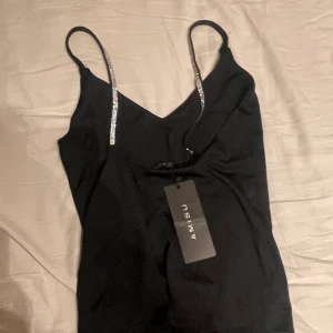 Body glitter rygg  - Body med snygg detalj på ryggen, lappen kvar