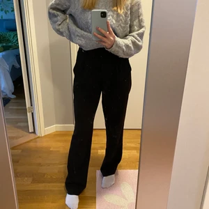 Kostymbyxor  - Säljer mina kostymbyxor från nakd i storlek 36 då de är för stora för mig i midjan. Skriv till mig om ni vill ha fler bilder på byxorna🤍