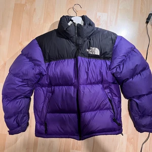 The North Face 1996 Retro Nuptse Jacka - En lila North Face 1996 retro jacka, storlek S, köpt för 1 år sen på JD sports (har inget kvitto), väldigt bra skick. Väldigt varm och sitter riktigt bra! En perfekt julklapp nu under dessa kalla tider. 