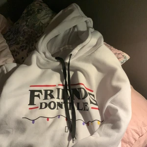 Stranger things tröja!✨ - Det är inte många gånger använd.Jag tycker den är lite b men ändå bekväm 