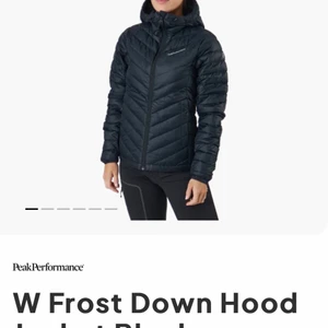 Peak performance jacka dam i storlek xs - Det är en svart jacka med peak performance logga framtill och på sidan av armen. Har två fickor och en luva även som resåband som går att dra åt längst ner på jackan och på luvan. Säljer jackan för att den är för liten. Jackan är i bra skick. 