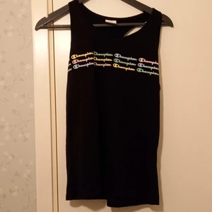 Champion linne till träningen  - Hej jag säljer denna fina champion linne för 300 kr för att jag har aldrig använt den, jag har bara provat den en gång och då kände jag att den var för liten och den är i xl men det känns som en small