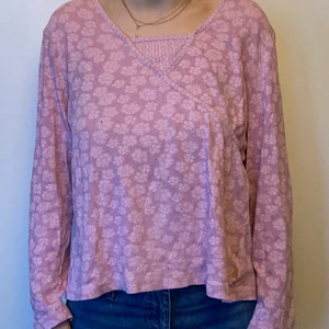 Rosa tröja - Söt ljusrosa långärmad 🥺 ett litet hål vid bröstet annars bra skick