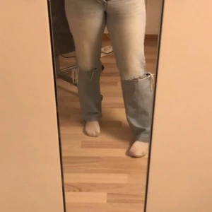 Snygga jeans från junkyard - Jeans storlek 27 men inte sann i storlek passar för större storlek typ 32 använt några gånger men är i bra skick. Är 165 bra längd för 162-165. Köpte för 500kr säljer för 300kr