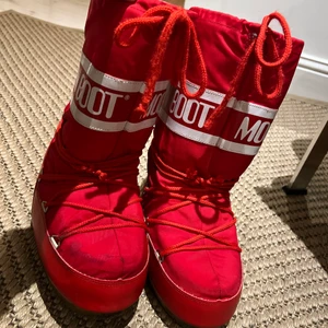 Röda moonboots! Storlek 36-37 - Super fina och perfekta för en kall dag i fjällen eller för en kall dag i stan till en vinter jacka och en mysig kofta. Kan skicka och mötas upp i Stocholm (söder) 
