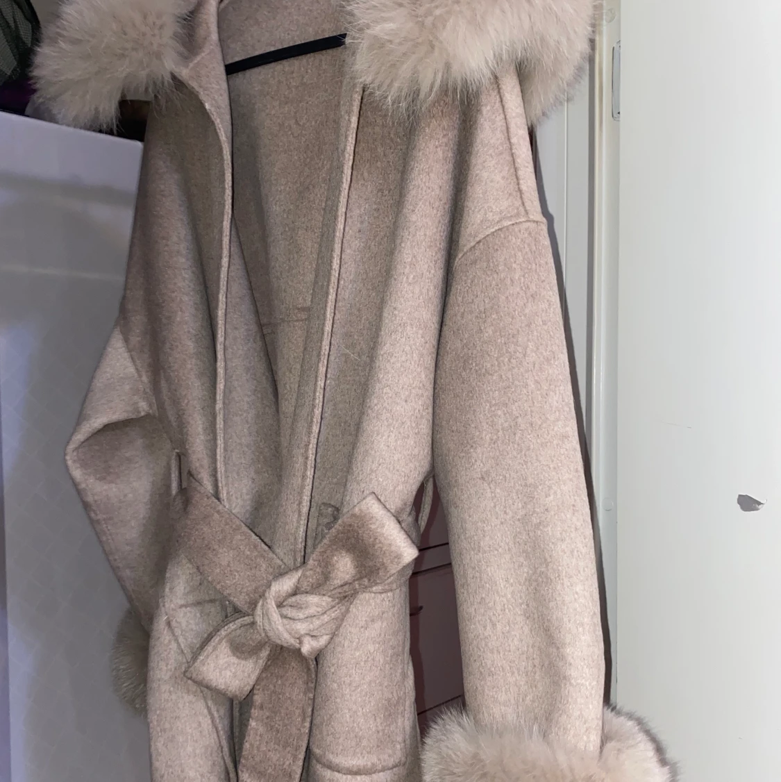 Helt ny och oanvänd pälskappa (L) - 90