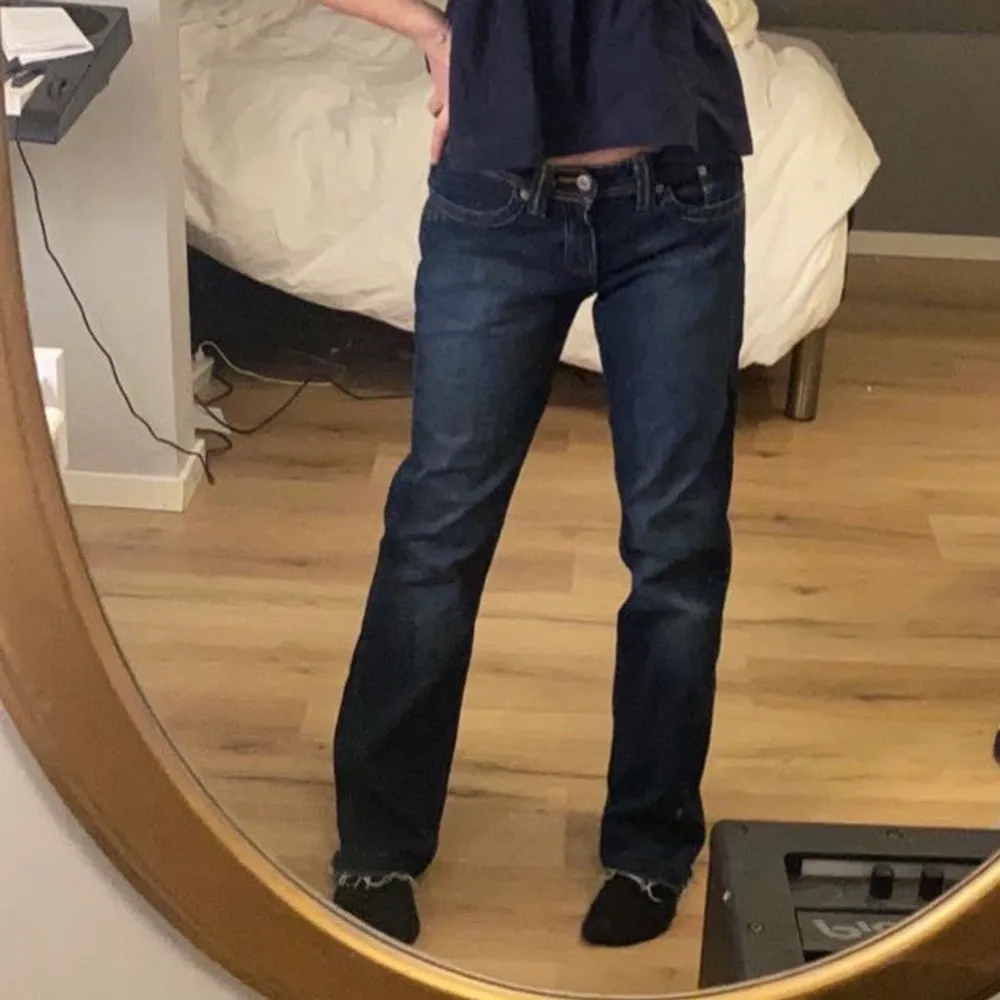 Snygga lågmidjade jeans från Levis. Väldigt bra skick! Står ingen stl vad jag hittar men sitter jätte bra på mig som har 34 i zara jeans! Jag är 160cm för referens 💖 skriv privat för fler bilder!. Jeans & Byxor.