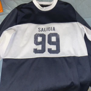 Sweatshirt/tröja  - Denna tröja är lite genomskinlig som man ser på bild 2 och är perfekt att ha över något! En vintage design med materialet som en basket tröja! Storleken är XS men passar perfekt på mig som har S