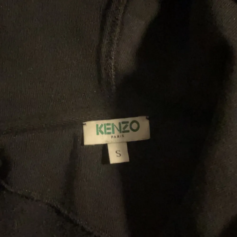 Riktigt schysst Kenzo hoodie, knappt använd Strl S. Nypris 3200kr. Hoodies.