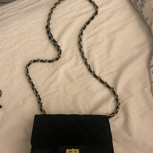 H&M  - Väskan är liten man får plats med lite saker men stör en inte alls jätte fin.