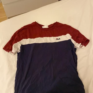 Fila T-shirt  - Flerfärgad fila T-shirt storlek small. 