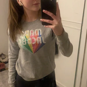 Sweatshirt, Marc Jacobs  - Så fin, använd fåtal gånger. Köpt för ca 1700. Säljs ej längre, Barnstorlek men stor och passar mig med xs perfekt. Är 165
