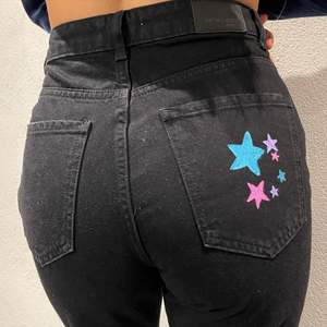 Ett par jeans från vår kollektion med Ginatricot 😍 med snygga stjärn detaljer ⭐️😍