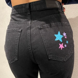 Jeans  - Ett par jeans från vår kollektion med Ginatricot 😍 med snygga stjärn detaljer ⭐️😍