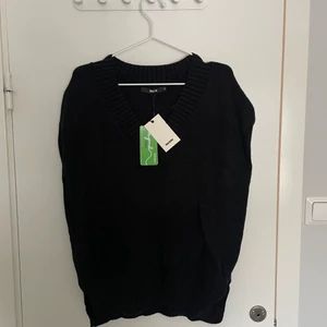 Ny väst från Bikbok - Köptes förra året för 299kr men har aldrig använt den. Storlek S!