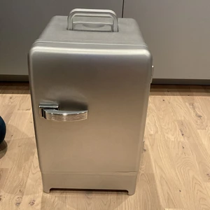 Mini kylskåp och värmeskåp.  - Vi säljer denna minikylen eftersom den inte kommer till användning mer, vi hade den hemma när vi renoverade köket. Den rymmer ungefär 15 läskburkar. Men den går att använda till annat också. Går att ha hemma och i husbil. Den är i bra skick, och blev bara använd i ca 1 månad. Insköpspriset låg på 800. Så vi säljer den för ganska billigt.