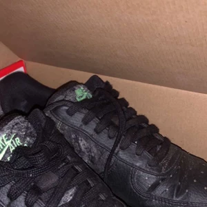 Nike airforce custom made storlek 42-43 - Jag säljer mina Nike airforce, har köpt nya skor och har blivit trötta på dom de är i ganska bra skick har haft dom i några månader.