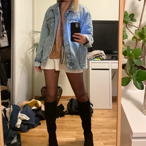 Jeans jacka - Intressekoll på denna snygga jeans jacka! Helt ny använd fåtal gånger pågrund av för stor storlek. Nypris 400 kr nuvarande 250 kr! Hör av dig om du är intresserad💙🤍 köparen står för frakt!