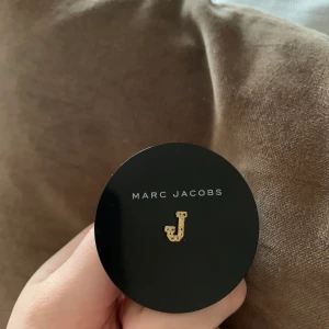 Marc Jacobs örhänge  - Helt nytt örhänge från Marc Jacobs i bokstaven J. 