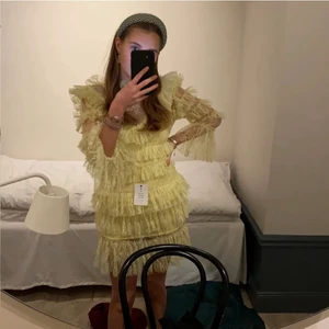 By Malina - Säljer denna söta klädning från By Malina klänningen är i storlek XS men fungerar absolut för S också! Klänningen är helt oanvänd och alla lappar är kvar. Säljer för 1500, ordinariepris är 1999kr! Kansjölvklsrt fraktas också!☺️📦