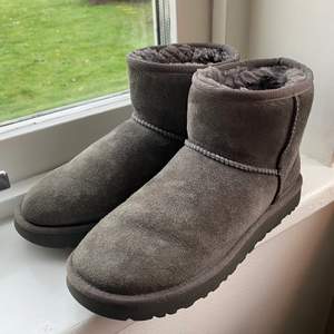 Säljer mina grå uggs som jag tagit bra hand om. Impregnerade så inga direkta fläckar. Använda 1 vinter och i bra skick 🤍