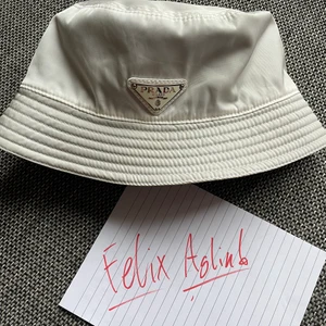 Prada bucket hat  - Säljer denna vita bucket hat som är använd denna sommaren endast! Finns lite fläckar som går bort lätt. Original pris på denna är runt 4-5 tusen