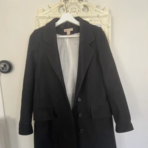 Ull kappa  - En svart ullkappa, knälång, storlek 34, pris 400, kan diskuteras, köparen står själv för frakten