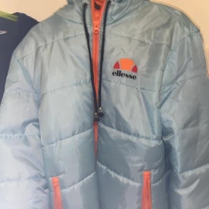 ELLESSE JACKA - Jättesnygg jacka från Ellesse. Aldrig använd, helt ny! 150kr + frakt! Passar S-M 💙   