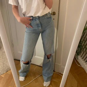ZARA 90s JEANS - jättesnygga zara jeans med hål i knäna. 90tals modell med baggy fit. Passar till allt!!💕💕💕💕💕
