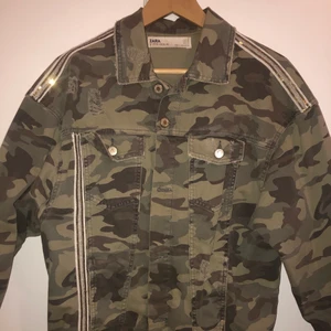 Kamouflage jeans jacka  - Kamouflage jeans jacka från Zara i storlek XS (dock ganska oversized). Fina glitterdetaljer och guldknappar på fickorna. Hör av er om ni är intresserade 💞