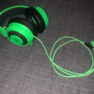 Razer headset grön som är i nytt skick och funkar perfekt och finns inga fel. Den kommer i lådan också.
