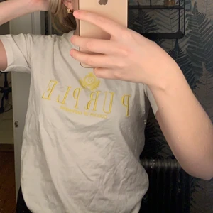 Grunt Stl L - En fin t-shirt med gul/guldig text på. Stl L men skulle nog säga mer M. 