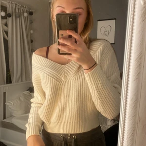 Stickad vit strl XS - Vit v-ringad stickad tröja i strl Xs, den är lite tight i slutet på ärmarna annars sitter den bra. Den är inte jätte använd.