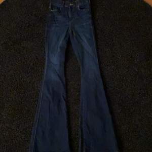 Super fina bootcut jeans ifrån DRDENIM. Säljer för de är för långa för mig. 