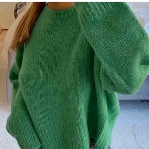 Grön stickad tröja - Sjukt fin stickad tröja från HM. Inköptes förra eller förrförra vintern men i toppskick. Endast använt fåtal gånger. Storlek XS men passar XS-M. Inte nopprig, ull och alpacka blend. Varm och gosig så passar perfekt till vintern. Lånad första bild. Finaste förgen😍😍 BUDA PRIVAT TILL MIG, högsta bud 500kr, budgivning avslutas ikväll annars vinner KÖP DIREKT MED 500kr