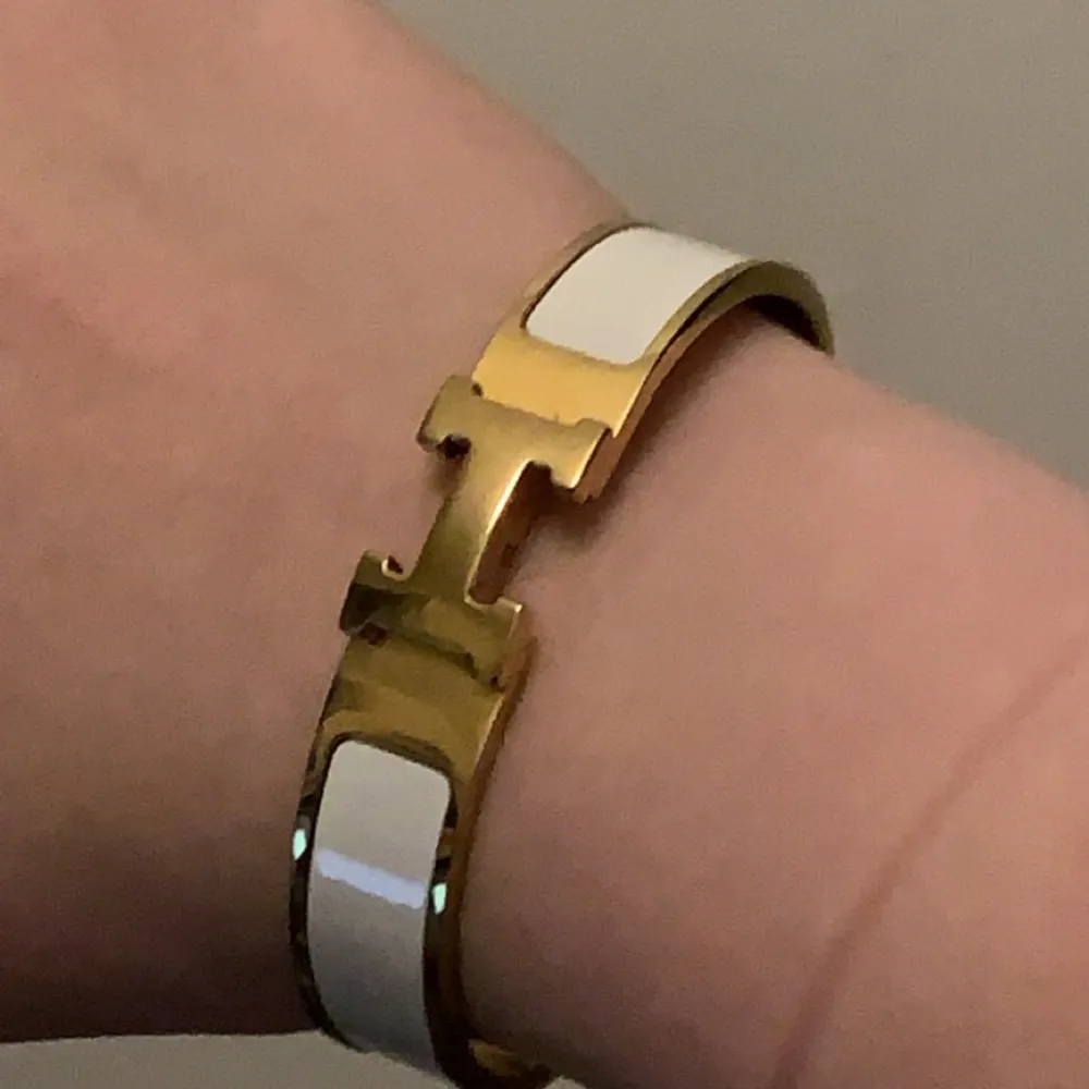 Hermes Bracelet i guld og hvid. Np 4500 dkk. Den er i god stand og ingen ridser. armbåndet er målt til 18 cm rundt om håndleddet og 12 mm i bredte. . Övrigt.
