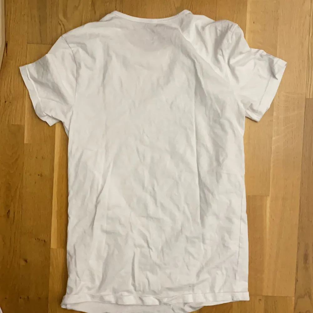 En vanlig Vit t-shirt i storlek S. Kan användas både för kvinna/tjej och man/kille men är köpt i man/kille. Använd 1 gång för ett tag sen.. T-shirts.