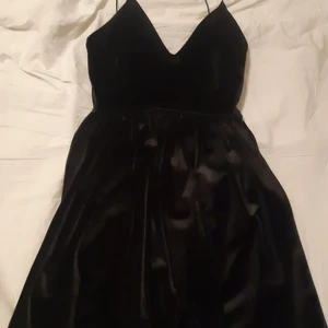 Kort Party Klänning - En Nyårs Vibe Klänning, kort, i sammet. V-ringad. Svartigt goth. Super mysig, töjbar, sexigt smala band 🖤 Perfekt för fester och nyår 😘 Köparen står för alla fraktkostnader och fråga inte hur den ser ut på mig, vill ej synas på bild.