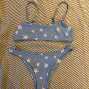 Bikini - Ljusblå bikini med vita stjärnor på💙🤍 från shein strl M