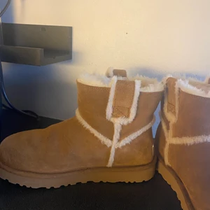 Uggs skor - Uggs i nyskick, använda ca 3 gånger köpte dem förra vintern. Skriv för frågor eller fler bilder💕 köparen står för frakt 