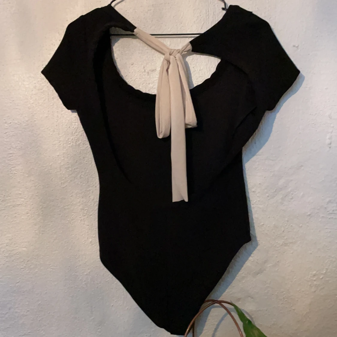 Kortärmad body med sidenband