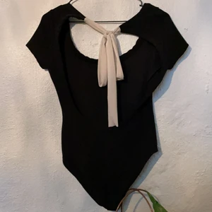 Kortärmad body med sidenband - Väldigt fin, men kommer aldrig till användning, använd 2 gånger. Öppen rygg med sidenband